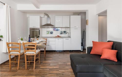 Kuchyň nebo kuchyňský kout v ubytování Gorgeous Apartment In Cres With Wifi