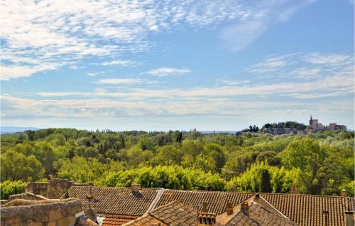 une vue de la campagne depuis le toit d'un château dans l'établissement Awesome Home In Villeneuve-Les-Avignon, à Villeneuve-lès-Avignon
