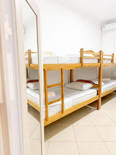 Ένα ή περισσότερα κρεβάτια σε δωμάτιο στο Caju Villa Hostel