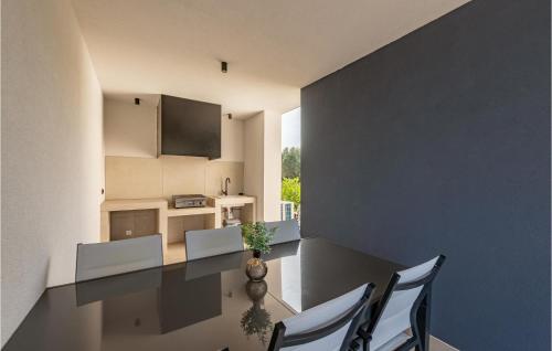Dapur atau dapur kecil di Gorgeous Home In Pasman