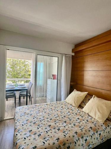 - une chambre avec un lit doté d'une tête de lit en bois et d'une table dans l'établissement Bel appartement Port Vauban à 100m des plages, à Antibes