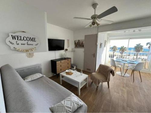 Cet appartement comprend une chambre avec un lit et un salon avec une table. dans l'établissement Appartement vue mer, plage à 20m, à Gruissan