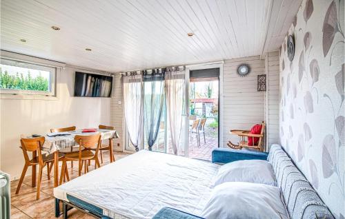 une chambre avec un lit, une table et des chaises dans l'établissement Awesome Home In Criquetot-Lesneval, à Criquetot-lʼEsneval