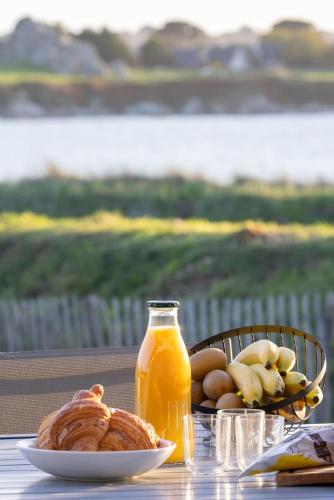 - une table avec une assiette de nourriture et une bouteille de jus d'orange dans l'établissement 
