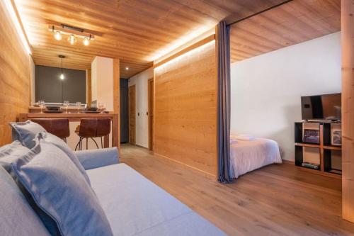 une chambre avec un lit et une cuisine avec une table dans l'établissement Chamois Blanc - Quiet Studio close to the town centre - By Cozee Rentals, à Chamonix-Mont-Blanc