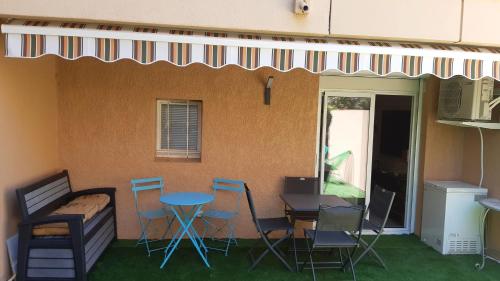d'une terrasse avec des chaises, une table, une table et des chaises. dans l'établissement Charmant studio à Sainte-Maxime, 30 m², à Sainte-Maxime