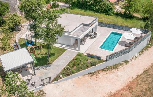 Bazén v ubytovaní Stunning Home In Tinjan With Jacuzzi alebo v jeho blízkosti