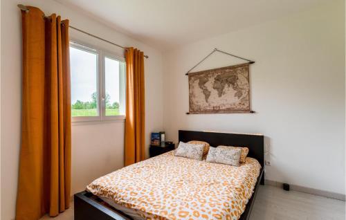 Ένα ή περισσότερα κρεβάτια σε δωμάτιο στο Cozy Home In Lyons-La-Forêt