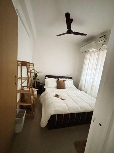 Ένα ή περισσότερα κρεβάτια σε δωμάτιο στο 2 BHK Pool Front Apartment - 5 mins to Anjuna Beach