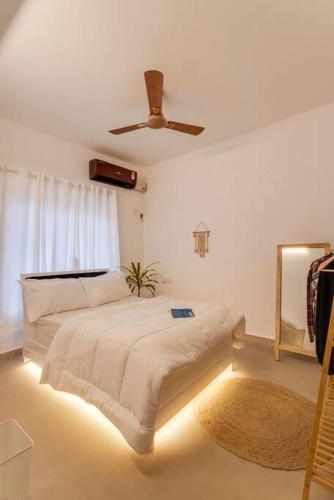 Ένα ή περισσότερα κρεβάτια σε δωμάτιο στο 2 BHK Pool Front Apartment - 5 mins to Anjuna Beach