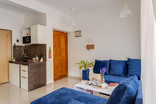 Η κουζίνα ή μικρή κουζίνα στο 2 BHK Pool Front Apartment - 5 mins to Anjuna Beach