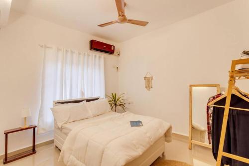 Ένα ή περισσότερα κρεβάτια σε δωμάτιο στο 2 BHK Pool Front Apartment - 5 mins to Anjuna Beach