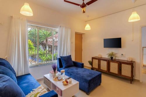 Μια τηλεόραση ή/και κέντρο ψυχαγωγίας στο 2 BHK Pool Front Apartment - 5 mins to Anjuna Beach