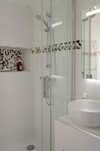 une salle de bain blanche avec un lavabo et une douche dans l'établissement Sealencieux Gîte 6 à 8 pers à deux pas du port, à Saint-Valery-sur-Somme