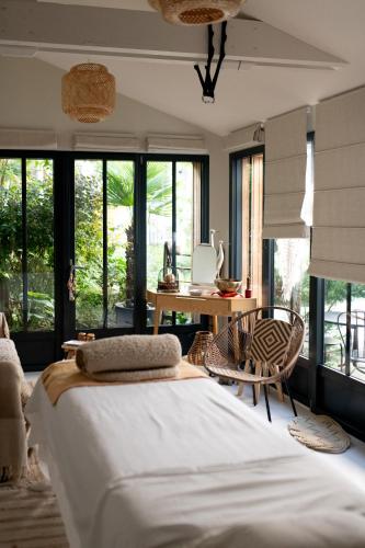 une chambre avec un lit, un bureau et des fenêtres dans l'établissement Sealencieux Gîte 6 à 8 pers à deux pas du port, à Saint-Valery-sur-Somme