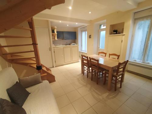 une cuisine et une salle à manger avec une table et des chaises dans l'établissement Villa de l'epi Grandcamp Maisy, à Grandcamp-Maisy