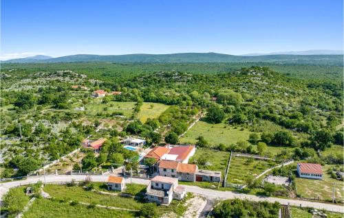 eine Luftaufnahme eines kleinen Dorfes mit Häusern in der Unterkunft 2 Bedroom Nice Home In Nevest in Unešić