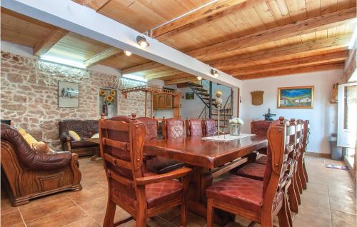 ein Esszimmer mit einem Holztisch und Stühlen in der Unterkunft 2 Bedroom Nice Home In Nevest in Unešić