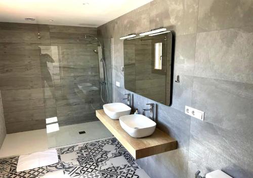 ein Badezimmer mit Waschbecken und Dusche in der Unterkunft Villa Gemma Celebration Haven in Málaga
