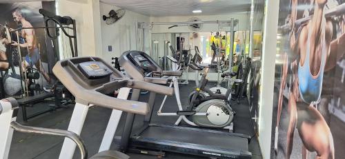 a gym with several treadmills and cardio machines at Fantástica Casa 03 Quartos nas belíssimas Praias do Flamengo in Salvador