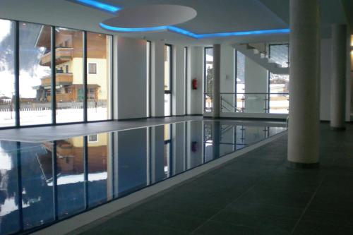 Bazén v ubytovaní Manuela 12 by SMR Rauris Apartments - inc Spa and near Gondola alebo v jeho blízkosti