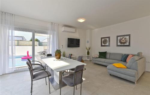 Гостиная зона в 3 Bedroom Cozy Home In Peroj