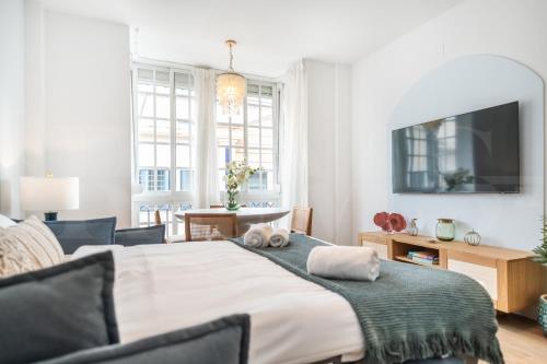 Chic cosy apartment near the center by REMS