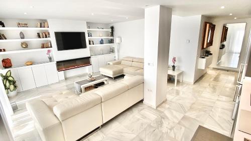 Televízia a/alebo spoločenská miestnosť v ubytovaní Beach Apartment 3D - Fuengirola