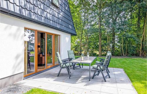 a patio with a table and chairs in a yard at Wieringen Waddenlodge in Den Oever