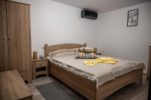 a bedroom with a bed with a yellow robe on it at Casa La Dinamo in 2 Mai