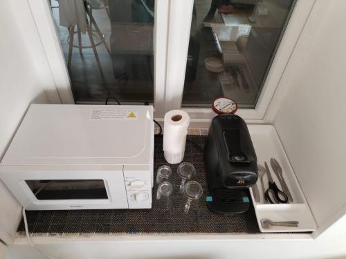 d'un comptoir de cuisine avec un grille-pain et d'autres ustensiles de cuisine. dans l'établissement Logement calme et spacieux, à Villejuif