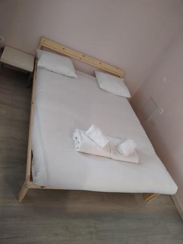 - un lit superposé avec 2 serviettes dans l'établissement Logement calme et spacieux, à Villejuif