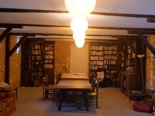 une salle à manger avec une table et quelques étagères dans l'établissement Poliné, private and rustic Golf, à Pavie