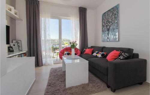 Gorgeous Apartment In Okrug Gornji