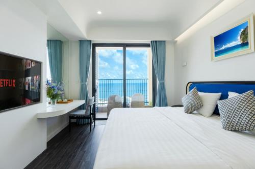 Ένα ή περισσότερα κρεβάτια σε δωμάτιο στο Seaside Fireworks Apartment Free Gym & Pool