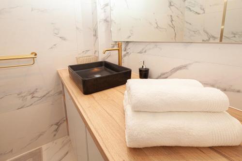 La salle de bains est pourvue d'un lavabo et de 2 serviettes sur un comptoir. dans l'établissement Paris 15 - Tour Montparnasse - Bd Pasteur - 2 pièces, à Paris