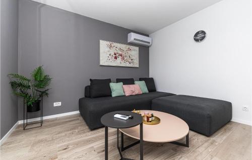 Cozy Apartment In Okrug Gornji With Lake View