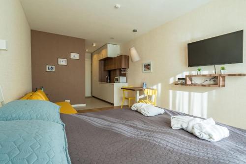 New Gudauri Studio near main Gondola lifts في غودواري: غرفة نوم بها سرير عليه منشفتان