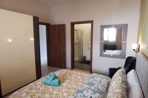 Cama o camas de una habitación en Marsalforn Magic Apartment with views 2 minutes from sea