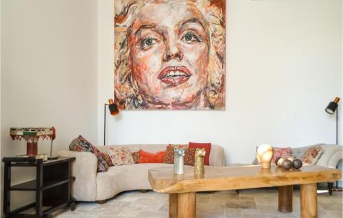 un salon avec un canapé et un tableau au mur dans l'établissement Amazing Home In Léognan With Sauna, à Léognan