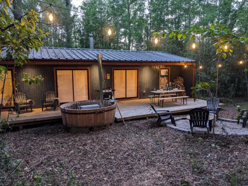 uma pequena cabana com banheira de hidromassagem no quintal em Casa del bosque em Catrico