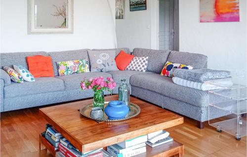 un salon avec un canapé et une table basse dans l'établissement Nice Home In La Bastide-Clairence, à Labastide-Clairence