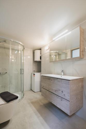 Peris 4 with Yard steps to Old Town - AC, Wifi