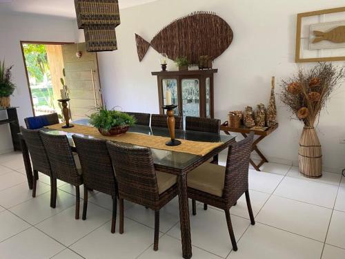 ein Esszimmer mit Tisch und Stühlen in der Unterkunft Casa pé na areia na praia de Antunes em Maragogi in Maragogi