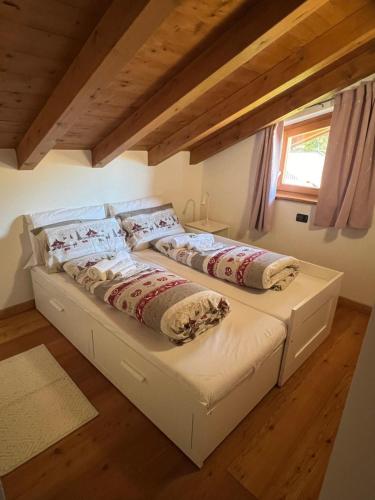 a bedroom with two beds with pillows on them at Villa Argentina dimora nelle Dolomiti in Calalzo