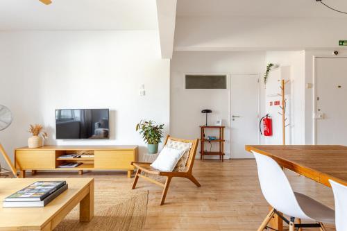 a living room with a table and chairs at Serpa Downtown Gaia in Vila Nova de Gaia