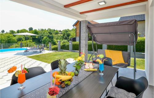 - une table avec des fruits et des légumes sur une terrasse dans l'établissement Gorgeous Home In Varazdin Breg, à Varaždin Breg