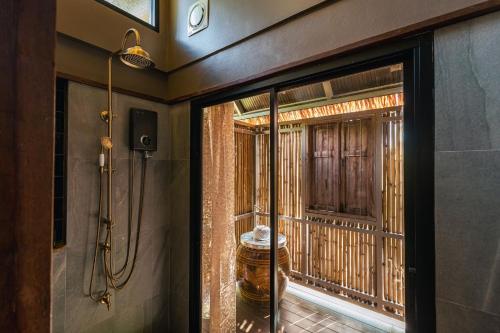 Ένα μπάνιο στο Yatika Boutique Chiang Dao