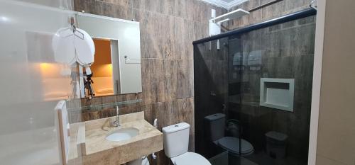 Bilik mandi di Faixa Hotel
