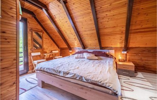 Ένα ή περισσότερα κρεβάτια σε δωμάτιο στο Beautiful Home In Gornje Stative